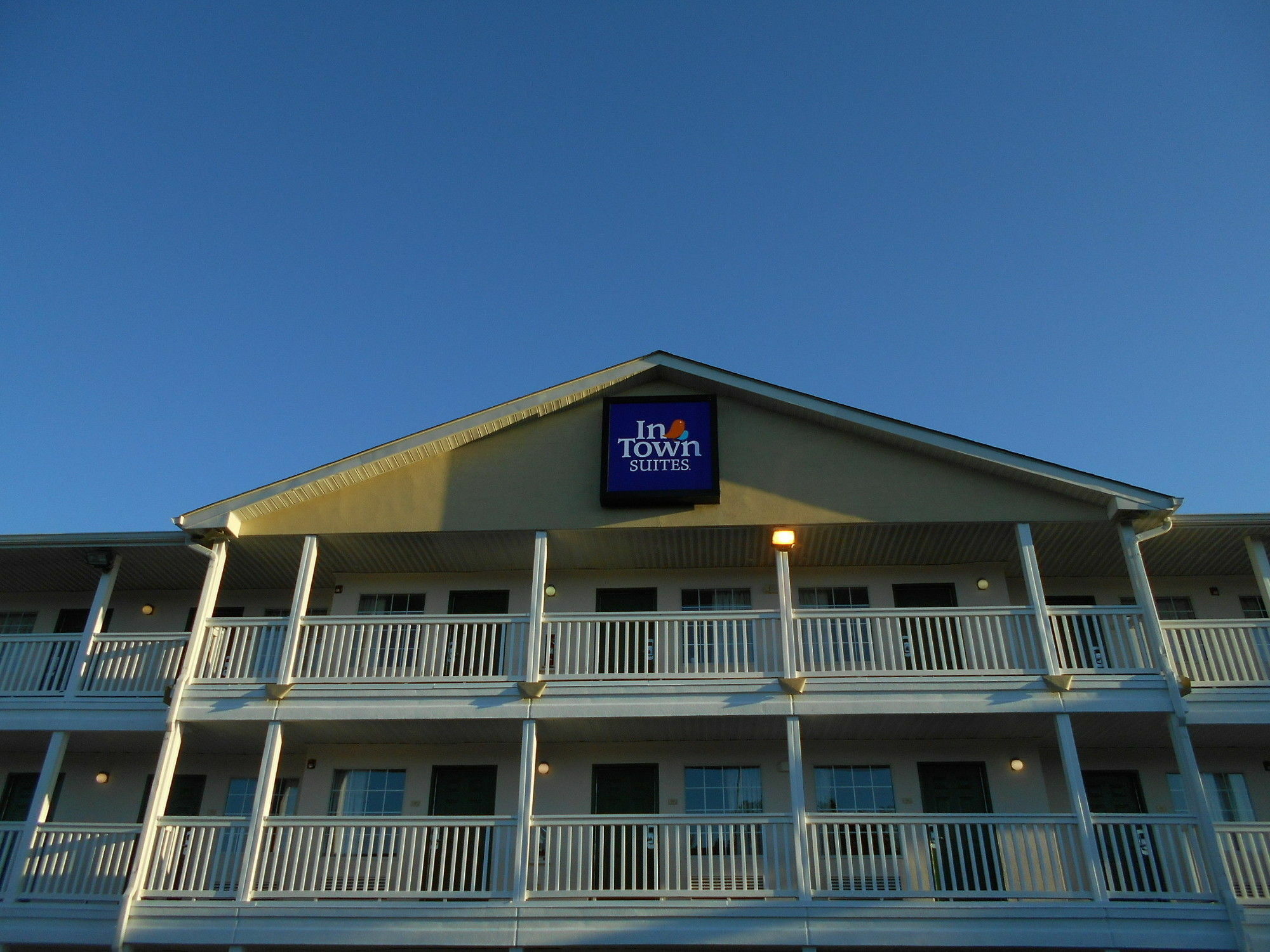Sun Suites Of Chesapeake Exterior foto